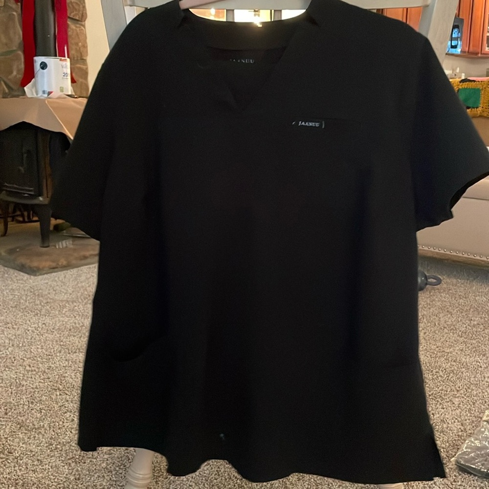 Black Jaanuu scrub set, barely used, no damage